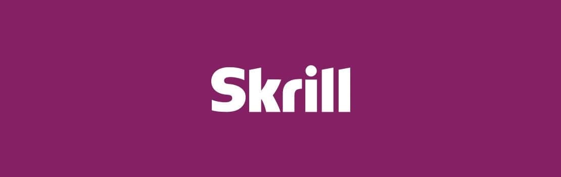 Skrill teksti valkoisella tekstillä violetti taustaa vasten. Katso Skrill-kasinot kokemuksia täältä!