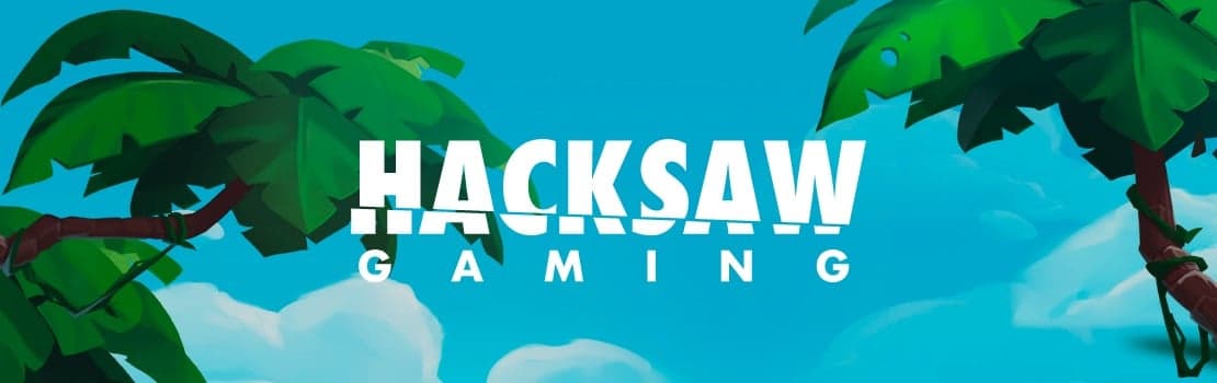 Valkoinen Hacksaw Gaming -logo kirkkaansinisellä taustalla, kuvassa myös muutama tietokoneella piirretty palmupuu sekä pilviä.