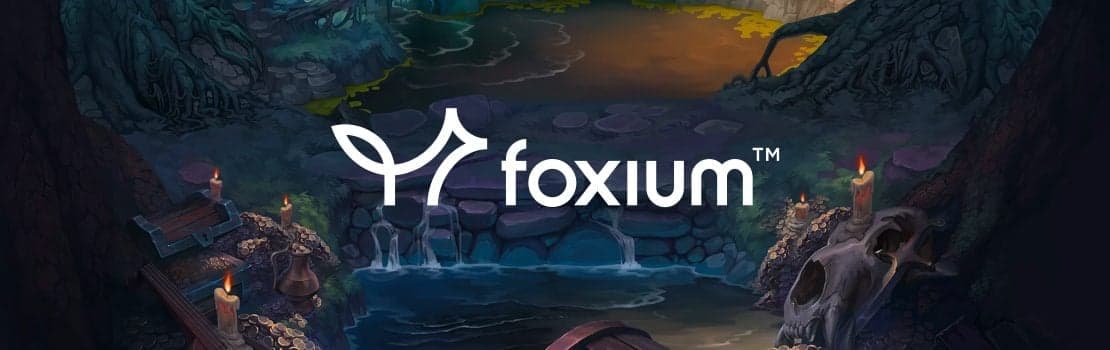 Foxium-pelinvalmistajan logo valkoisella, taustalla hitaasti virtaava joki, jonka reunoilla näkyy puun juuria ja kynttilöitä