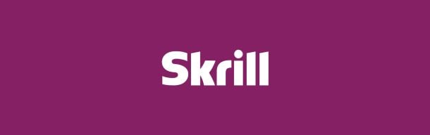 Skrill teksti valkoisella tekstillä violetti taustaa vasten. Katso Skrill-kasinot kokemuksia täältä!