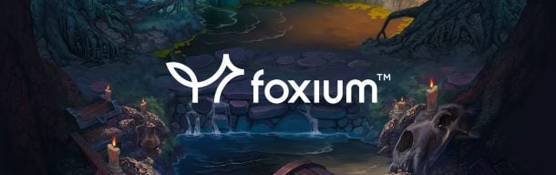 Foxium-pelinvalmistajan logo valkoisella, taustalla hitaasti virtaava joki, jonka reunoilla näkyy puun juuria ja kynttilöitä