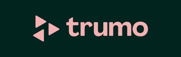 Trumo teksti ja kolmioista muodostuva logo vaaleanpunaisella tummanvihreää taustaa vasten. Katso Trumo-kasinot kokemuksia!